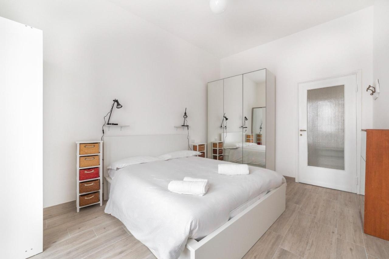 Sant'Ambrogio Bright Apartment With Terrace Milan Luaran gambar